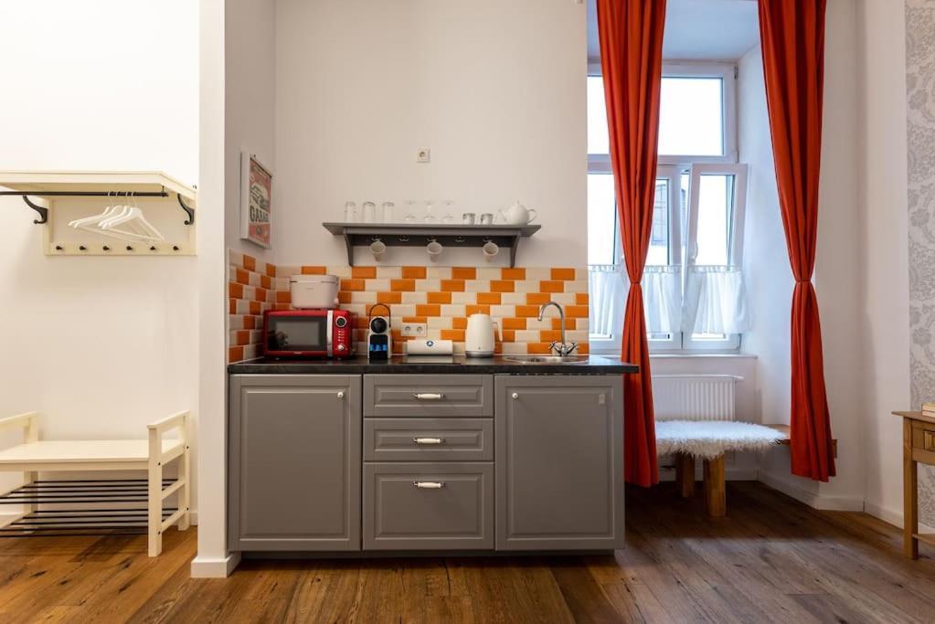 Compact Studio Near Center By Hm Вена Экстерьер фото